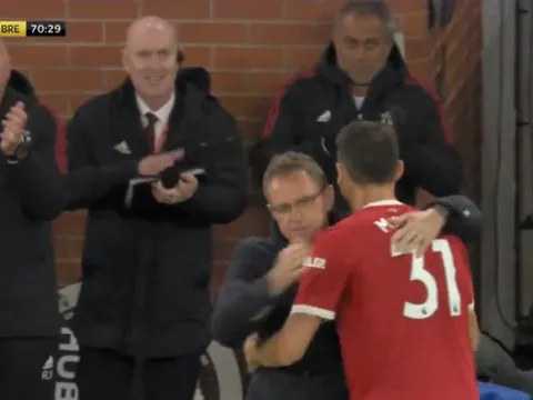Khoảnh khắc cuối cùng của Mata và Matic tại Old Trafford