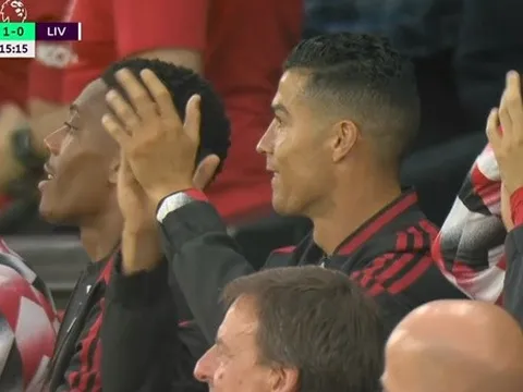 Khoảnh khắc đẳng cấp khiến Ronaldo phải tán thưởng