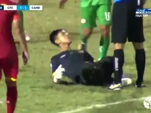 Khoảnh khắc đáng xấu hổ của bóng đá Việt lên báo nước ngoài