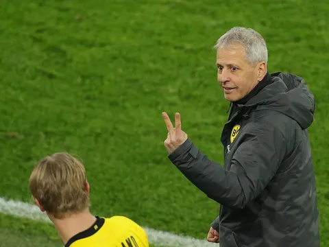 Khoảnh khắc hài hước của HLV Dortmund sau khi Haaland lập cú đúp