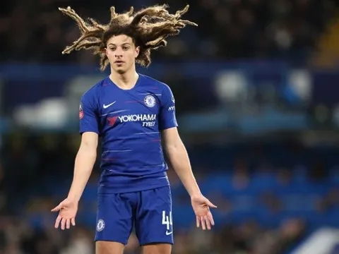 Khoảnh khắc sao trẻ Chelsea khiến Solskjaer tức điên ngoài đường biên