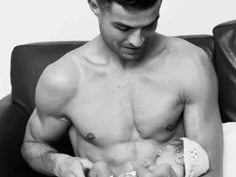 Khoảnh khắc thiêng liêng đốn tim NHM của Ronaldo