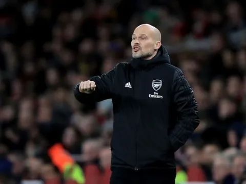 Khởi đầu tệ hại, Ljungberg bị loạt tượng đài Arsenal "dìm hàng"