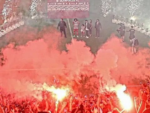 Khói, pháo sáng và lửa chào đón Marcelo