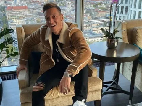 Không cần ra sân, Ozil vẫn khiến Arsenal mất cả đống tiền