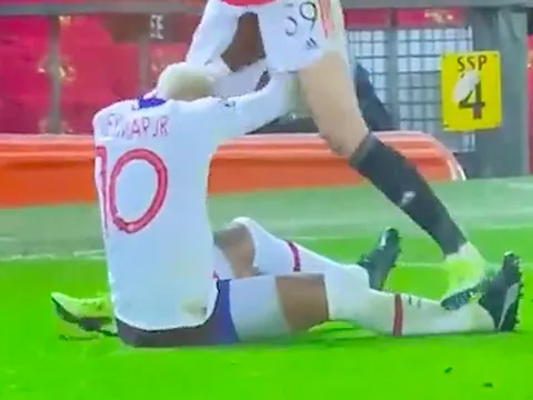 Không chỉ Fred húc đầu, cầu thủ M.U còn có hành động khác gây choáng trước PSG