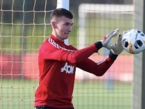 Bất ngờ! Cái tên lạ hoắc thay thế De Gea trên sân tập Man Utd