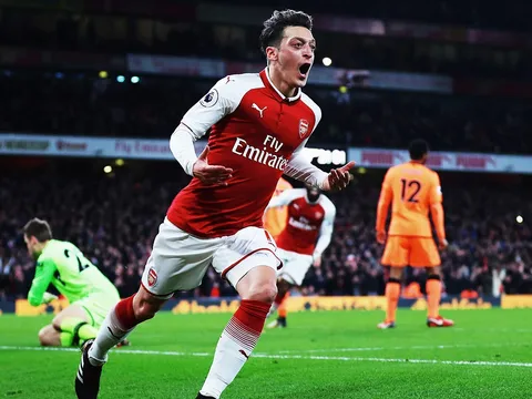 Không đến Man Utd, Ozil chuẩn bị "thay thế" Ibrahimovic?