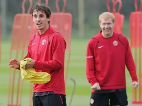 Không đồng tình với Neville, Scholes tự chọn hàng công bá nhất của Man Utd