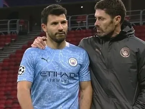 Không được đồng đội chuyền bóng, Aguero giận dỗi ra mặt