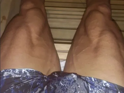 Không được thi đấu, Ronaldo khoe bắp đùi toàn "dây điện"