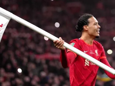 Không hiểu được, Van Dijk nhắc đến trận Man United