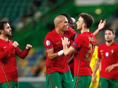 Không Ronaldo, tân binh Liverpool lập cú đúp giúp Bồ Đào Nha thắng đậm