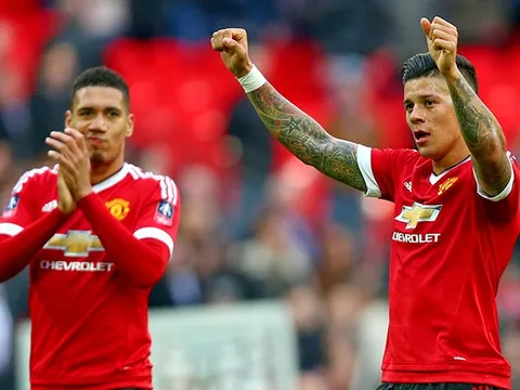 Không tập cùng đội, 2 hậu vệ Man Utd sắp khăn gói ra đi?
