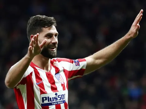 Khủng hoảng hàng thủ, Barca âm mưu lôi kéo “đá tảng” thành Madrid