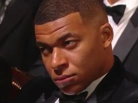 Khuôn mặt cau có của Mbappe