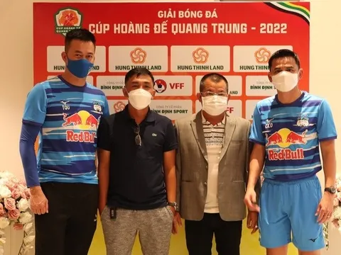 HLV Kiatisuk muốn gọi 7 tuyển thủ hội quân đá cúp Hoàng đế Quang Trung