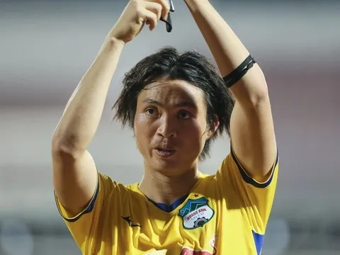 Kiatisuk: 'Ai mất tự tin phải đeo băng đội trưởng'