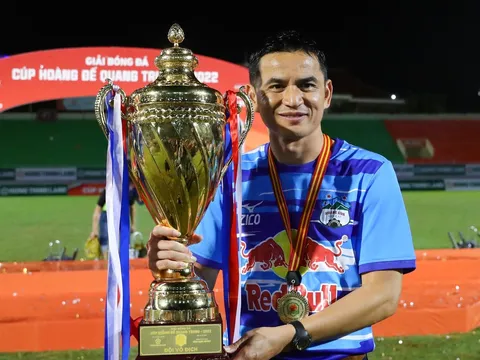 Kiatisuk: 'HAGL chưa làm gì lớn lao dù nâng cúp'