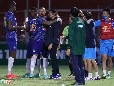 Kiatisuk nói gì khi HAGL chịu 2 quả phạt đền