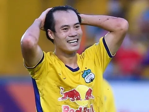 Kiatisuk: Văn Toàn căng thẳng vì chuyển nhượng