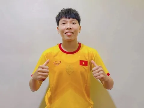 Thủ môn Kim Thanh của tuyển nữ Việt Nam bên ngoài sân cỏ