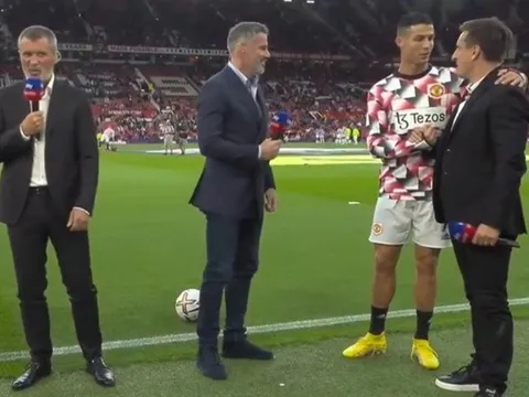 Ferdinand 'xát muối' vào nỗi xấu hổ của Carragher