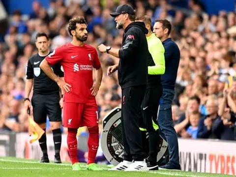 Klopp bị CĐV Everton tấn công