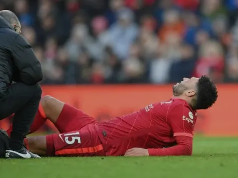Klopp cập nhật tình hình chấn thương Chamberlain sau trận Brentford