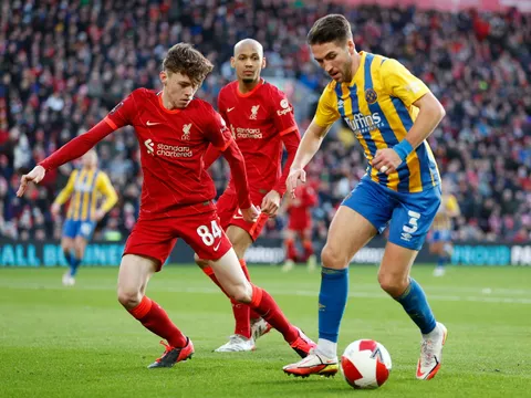 Klopp khuyến khích hậu vệ trẻ của Liverpool chơi tấn công