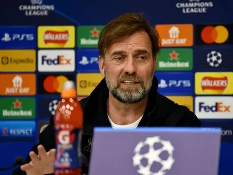 Klopp: "Nếu tôi còn trẻ, tôi đã nổi giận với kiểu câu hỏi này"