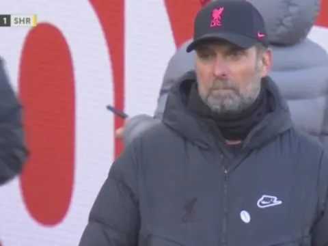 Klopp thất thần khi Liverpool bị đội bóng hạng 3 sút tung lưới