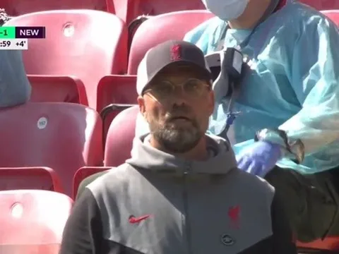 Klopp thất thần nhìn Liverpool thủng lưới liên tiếp phút bù giờ