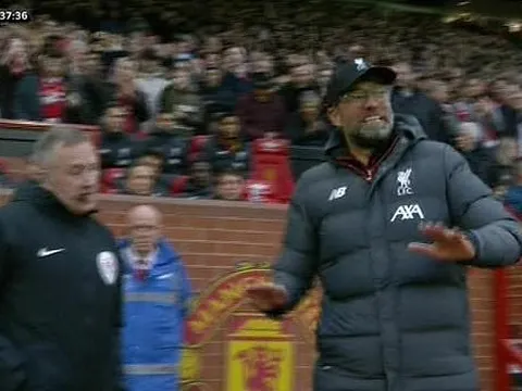 Klopp "tức hộc máu", la hét ngoài đường pitch khi Rashford ghi bàn tranh cãi