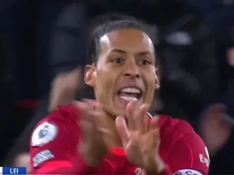 Klopp và Van Dijk sôi máu với trọng tài