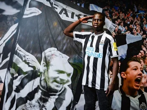 Newcastle đánh bại Barcelona, ký hợp đồng với "tia chớp Australia"