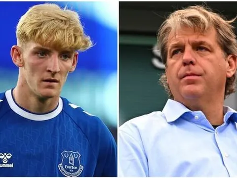 Ký bom tấn, fan Chelsea văng tục với Boehly