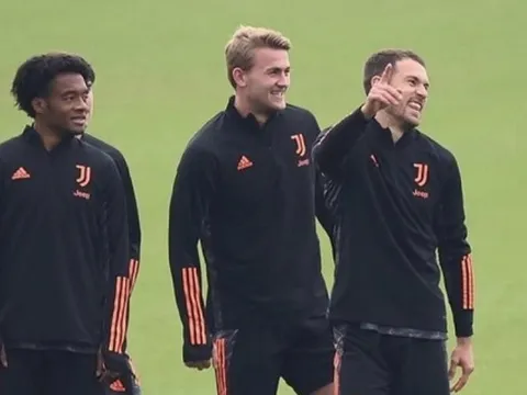 'Lá chắn thép' của Juventus phục hồi chấn thương, rạng rỡ trên sân tập