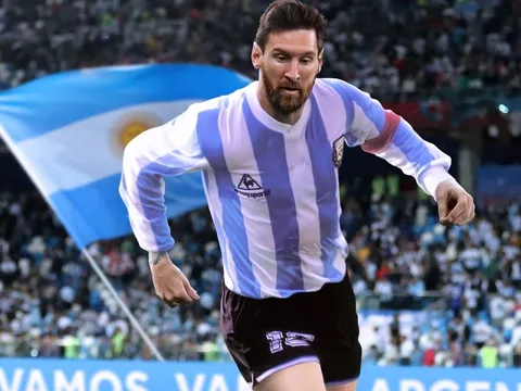 Lạ mắt với hình ảnh Messi, Ronaldo mặc áo tuyển trùng năm sinh