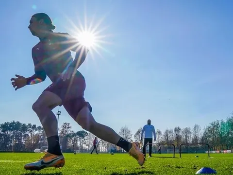 Lác mắt với hình ảnh dàn sao AC Milan "đi theo bóng mặt trời"