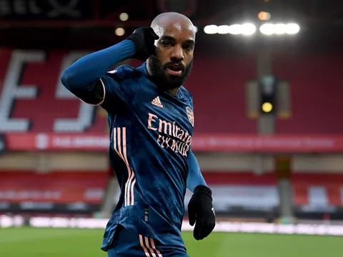 Sao Arsenal hành động gây choáng trước cầu thủ Slavia Prague