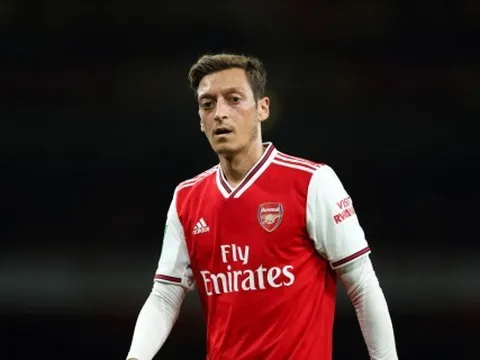 Lại bị Emery loại khỏi đội hình, Ozil phá vỡ im lặng