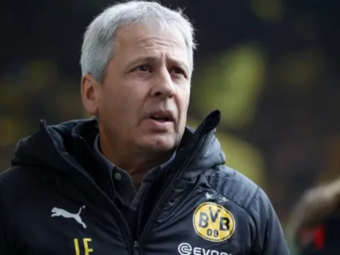 Làm điều điên rồ, HLV Dortmund bị NHM đòi tống cổ