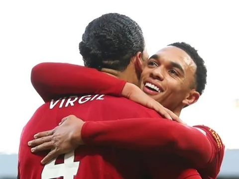 Làm điều này cho Van Dijk, Arnold gây sốc khi quay sang "đòi nợ"