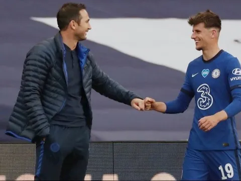 'Tôi xem cậu ấy như đội trưởng tương lai của Chelsea'