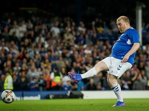 Lampard tung CĐV vào sân đá penalty cho Everton