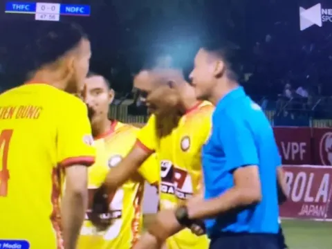 Trọng tài "bẻ còi" trên sân Thanh Hóa