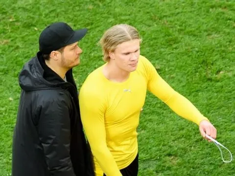 Lập cú đúp nhưng Dortmund không thắng, Haaland giận dữ vứt áo đi vào đường hầm