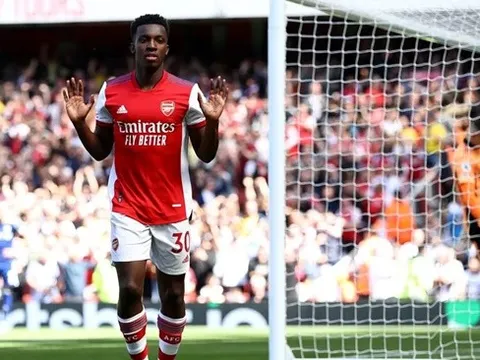 Lập cú đúp, sao Arsenal sánh ngang huyền thoại