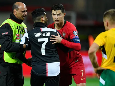 Lập hattrick cực đỉnh, Ronaldo có hành động gây sốt